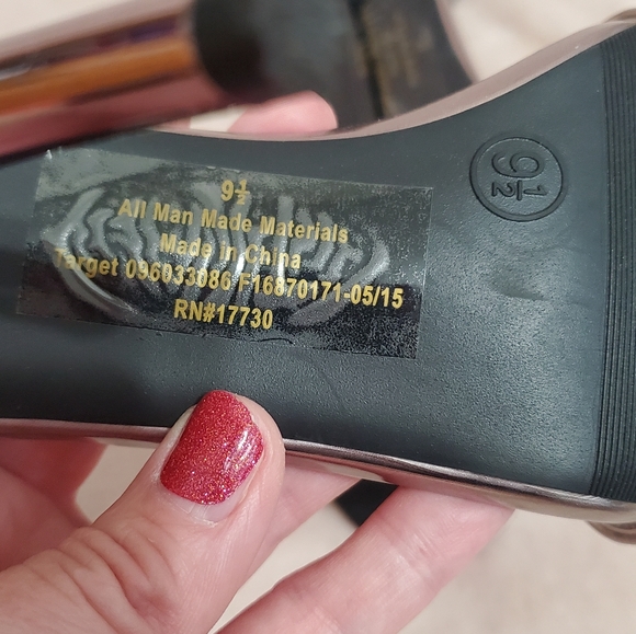 Like NEW Pewter High Shine Metal Accent Heels Sz 9.5 Worn Once - Picture 7 of 9